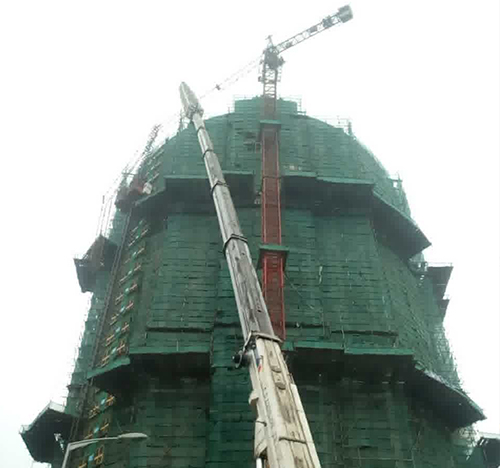 郏县吊车在工地上作业